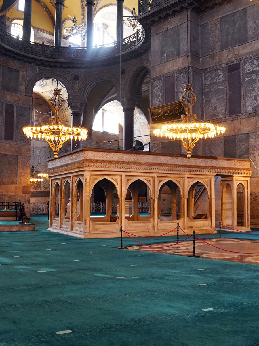 Visit the historic district of Istanbul Sultanahmet