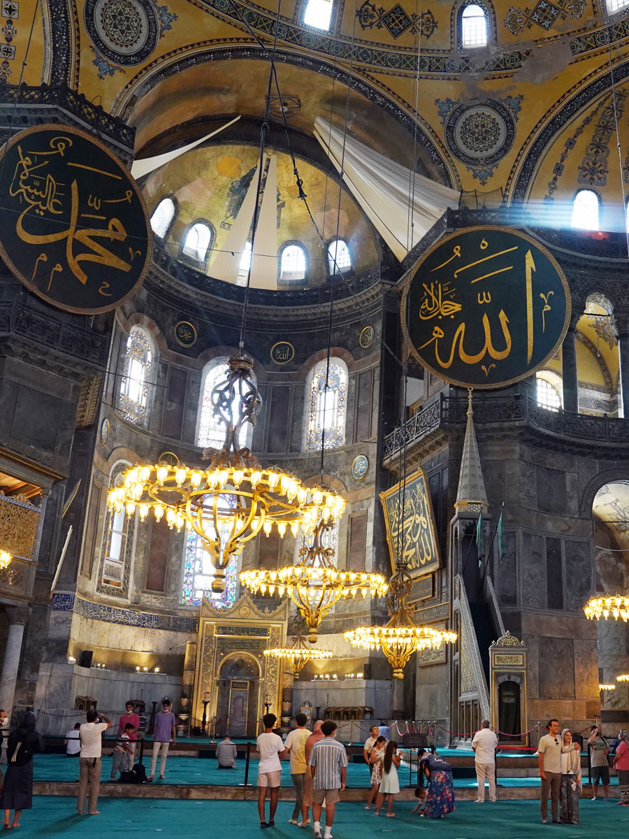 Visit the historic district of Istanbul Sultanahmet